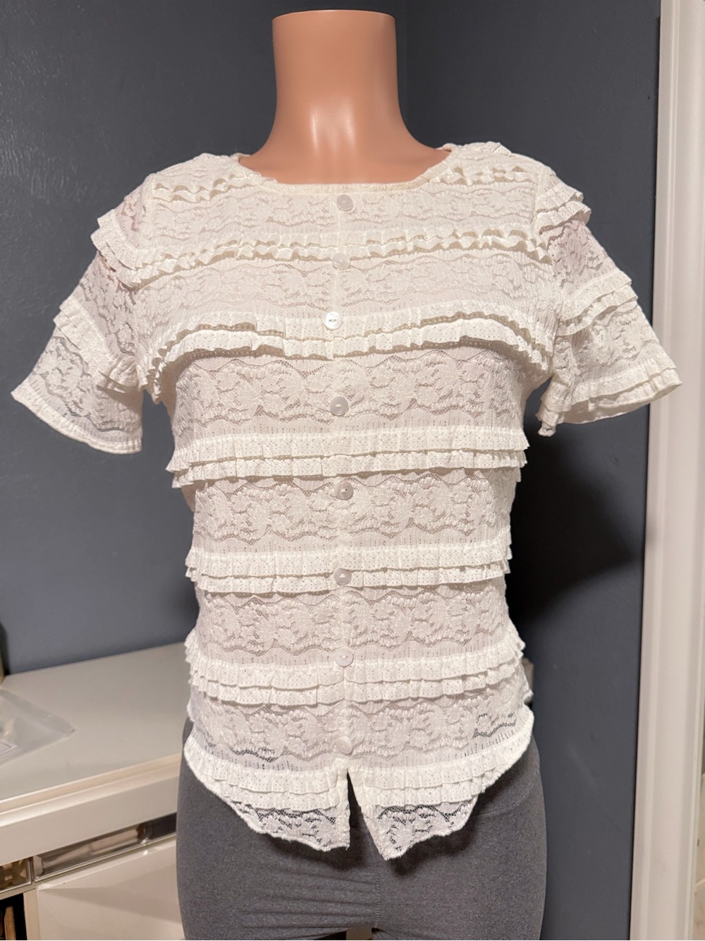 Women’s White Lace Ruffle Button-Front Blouse